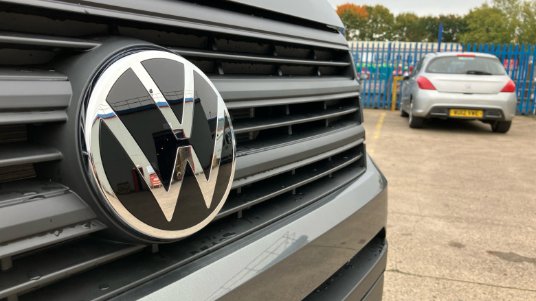 Volkswagen Crafter Cr35 Mwb Diesel Fwd 2.0 TDI 140PS Commerce Plus Low Roof Van